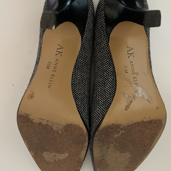 Anne Klein Black/White Fabric Peep Toe Heels/Pumps, 7.5, GUC. - Picture 7 of 7
